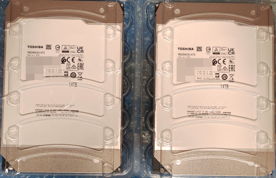 東芝の14TBハードディスク、MG08ACA14TEが2台ある。